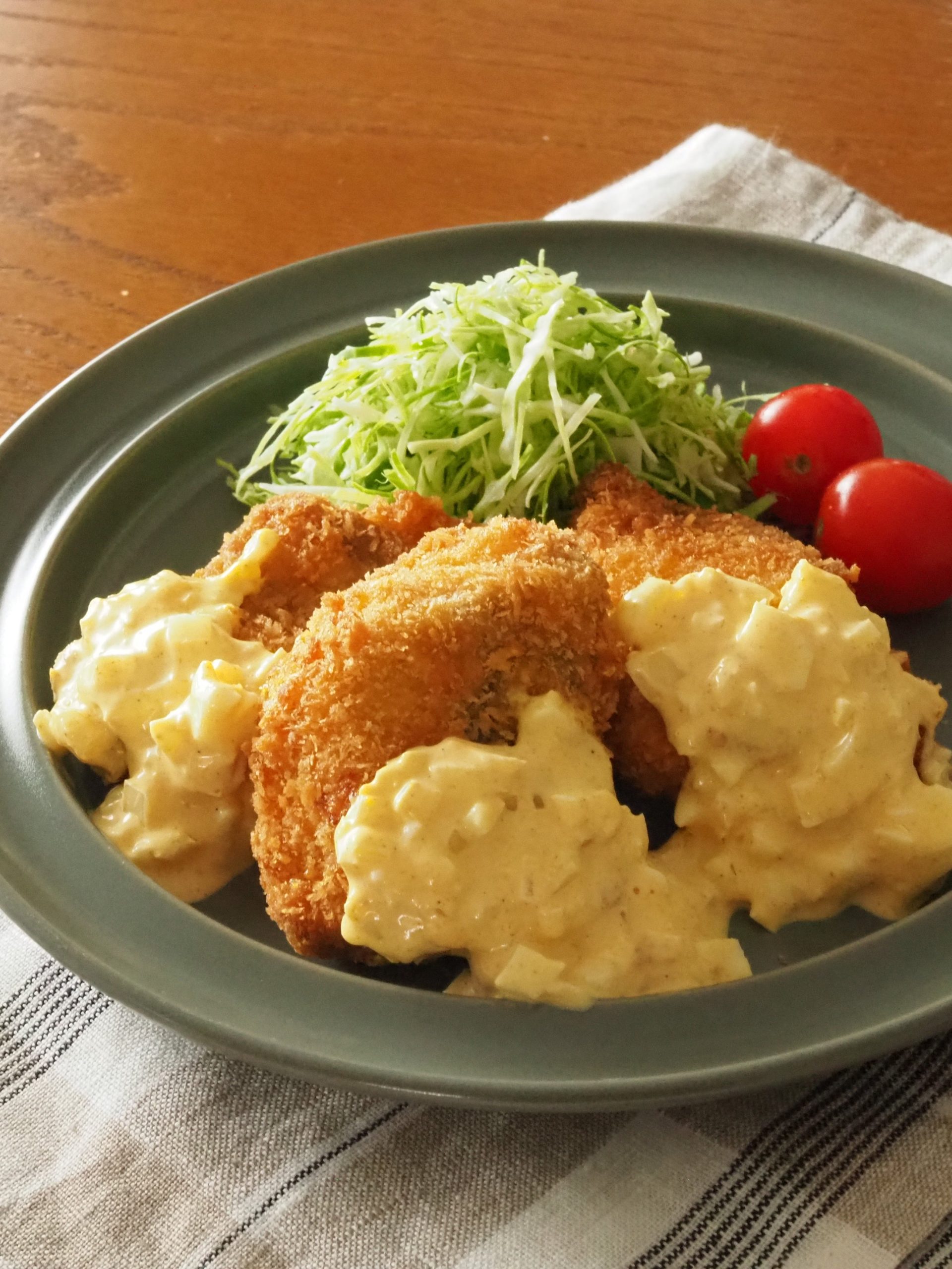 <center>鮭フライの</center><center>カレータルタルソースがけ</center>