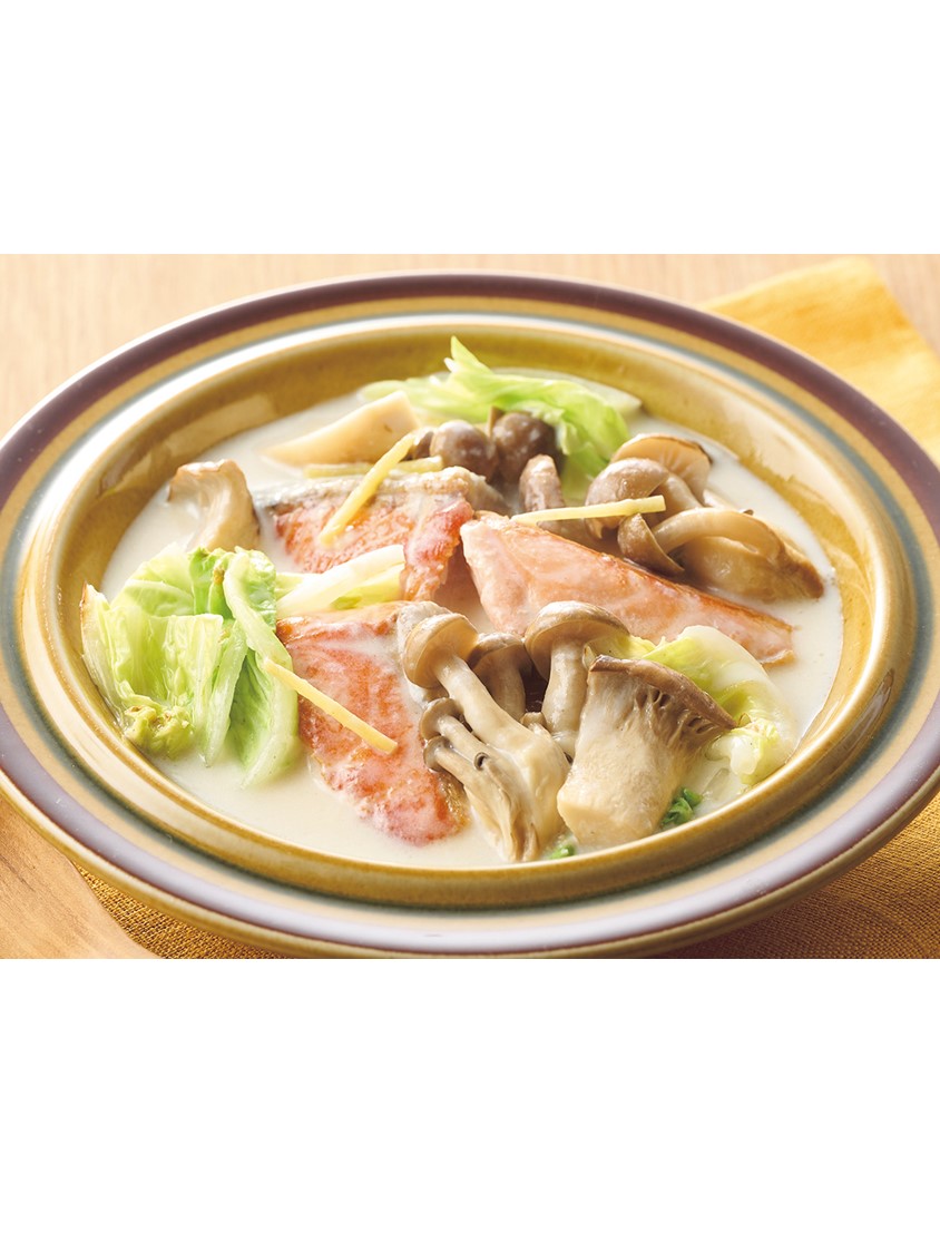 <center>秋鮭ときのこの</center><center>中華風ミルク煮</center>