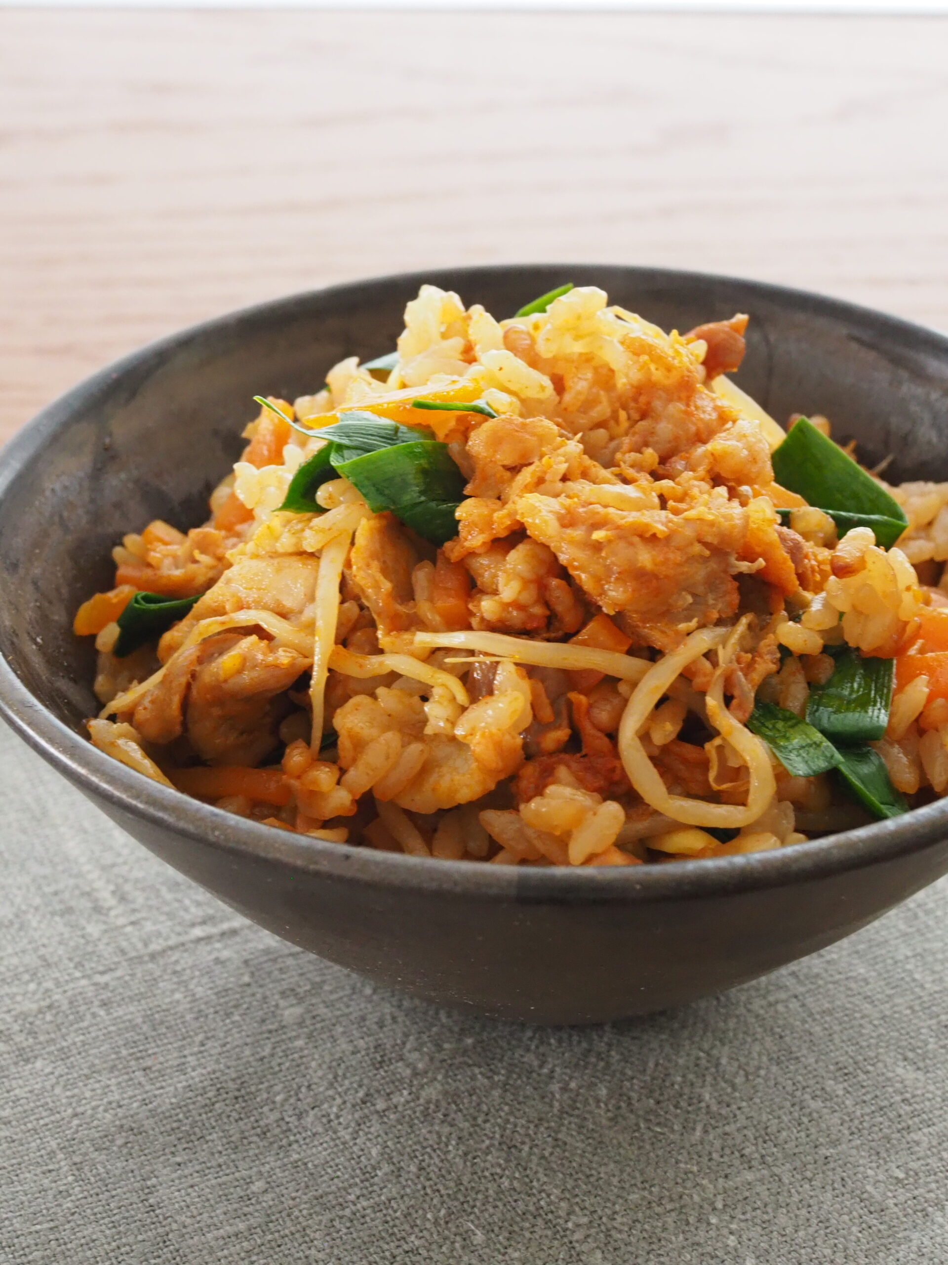 <center>がっつりビビンパ風</center><center>炊き込みご飯</center>