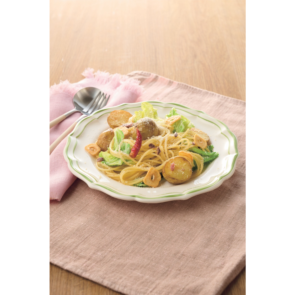 <center>新じゃがと春キャベツの</center><center>アンチョビパスタ</center>
