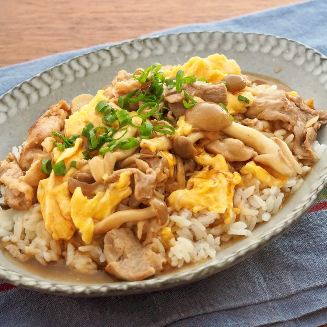 <center>豚ときのこの</center><center>トロトロ卵あんかけ丼</center>