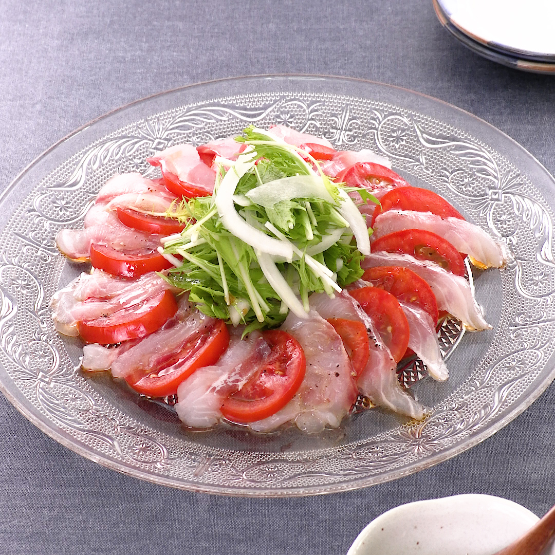 <center>鯛とトマトの</center><center>リースカルパッチョ</center>